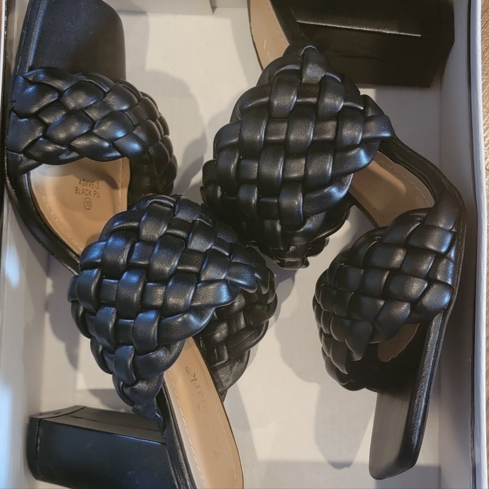 Sz 10 Sandals NIB